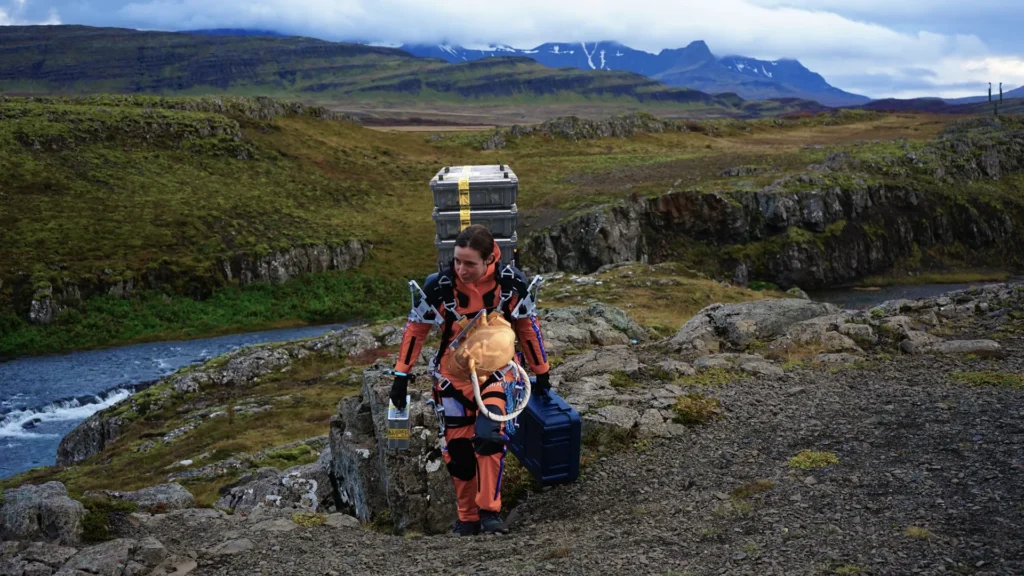 Un cosplay de Death Stranding au bord d'une rivière dans la nature en Islande