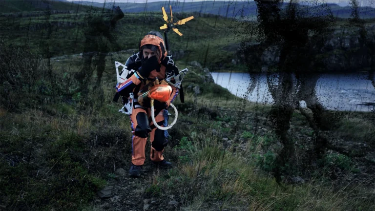 En costume de Sam de Death Stranding, je tente d'éviter les créatures de l'au-delà sous une pluie noire battante