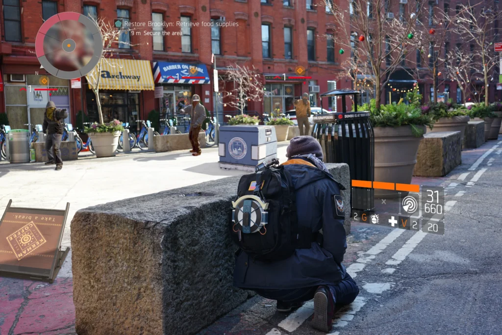 Un photomontage qui recrée la première mission du jeu The Division à Brooklyn, où j'affronte en costume des ennemis ajoutés sur Photoshop ; toute l'interface du jeu (carte de la zone, HUD...) a également été recréée puis ajoutée à la photo