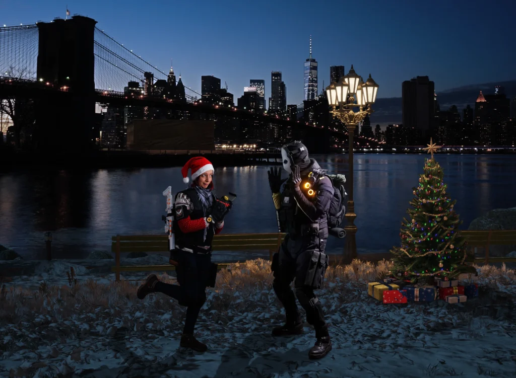 Un photomontage montrant une agent de la SHD (moi en cosplay) offrant une montre à un Chasseur (mon ami SplinterShield en cosplay) au bord de la rivière Hudson, avec un sapin de Noël, une lampe et la skyline de Manhattan en fond, dans une atmosphère de comédie romantique