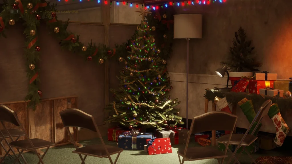 Un sapin de Noël, des cadeaux emballés et quelques décorations lumineuses dans un recoin de la base d'opération du jeu Tom Clancy's The Division