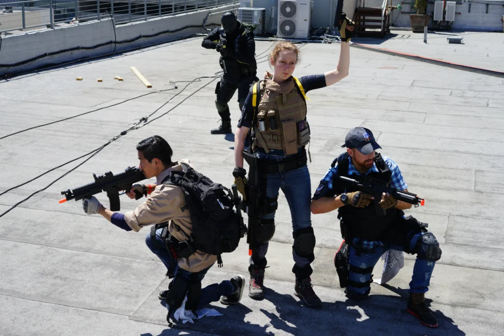 Avec 3 amis sur un toit de Los Angeles, nous recréons une scène classique de The Division 2 en cosplay : 3 agents demandent une extraction de la Dark Zone tandis qu'un Chasseur s'approche dans leur dos