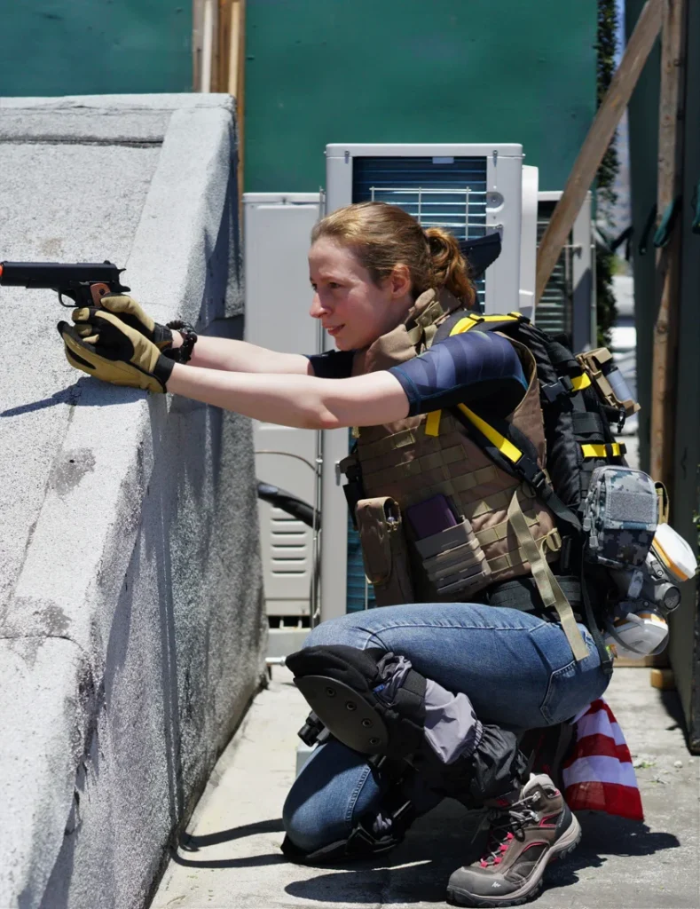 Sur le toit de l'immeuble loué par Ubisoft à l'E3 2018, je pose arme factice en main et dans mon début de cosplay de The Division 2