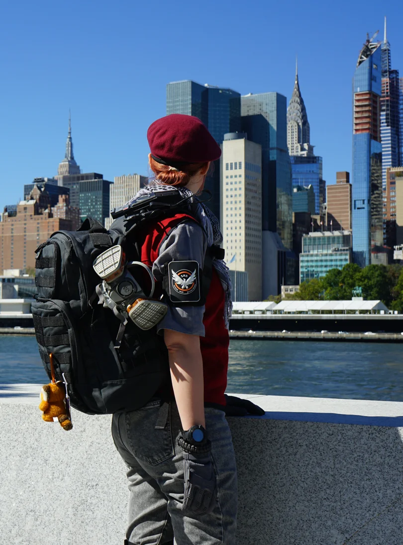 Au bord de la Hudson sur Roosevelt Island, je regarde Manhattan en cosplay de The Division