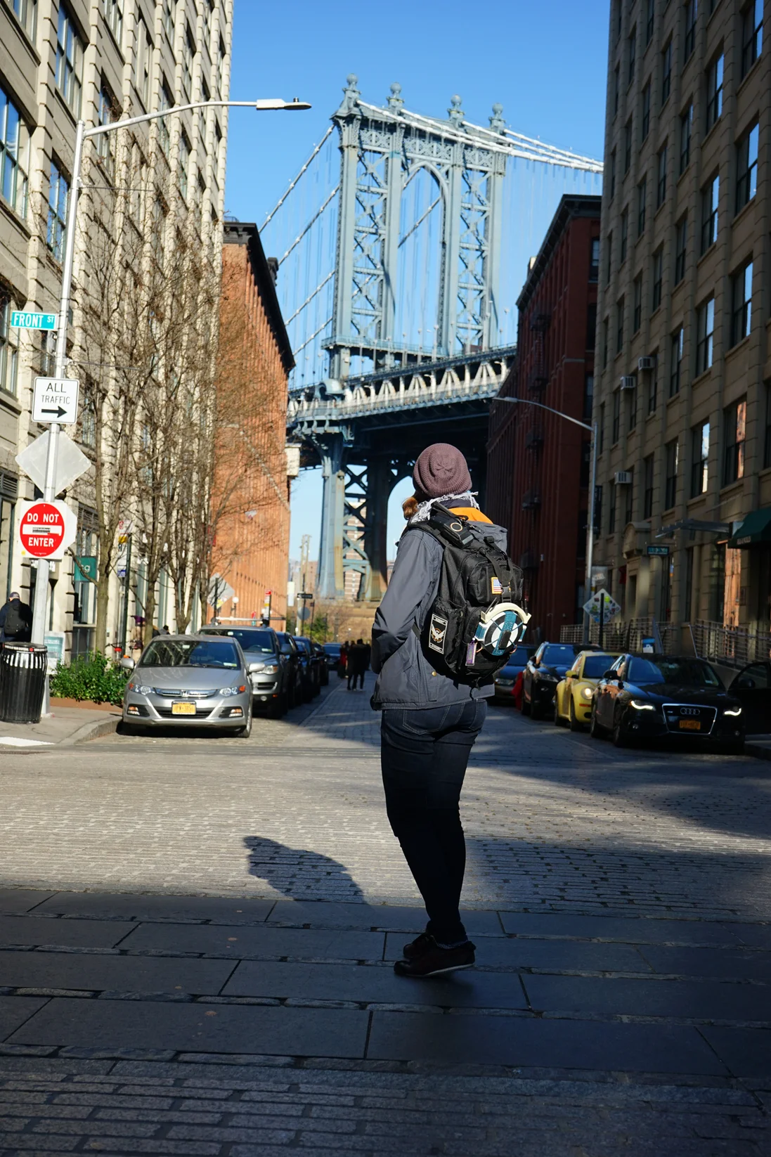 La photo originale de moi partiellement en costume de The Division à Brooklyn devant le Manhattan Bridge, entourée de touristes