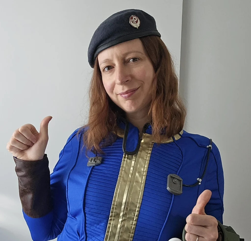 Moi en costume de Nora de Fallout 4, les pouces en l'air dans la pose classique du Vault Boy