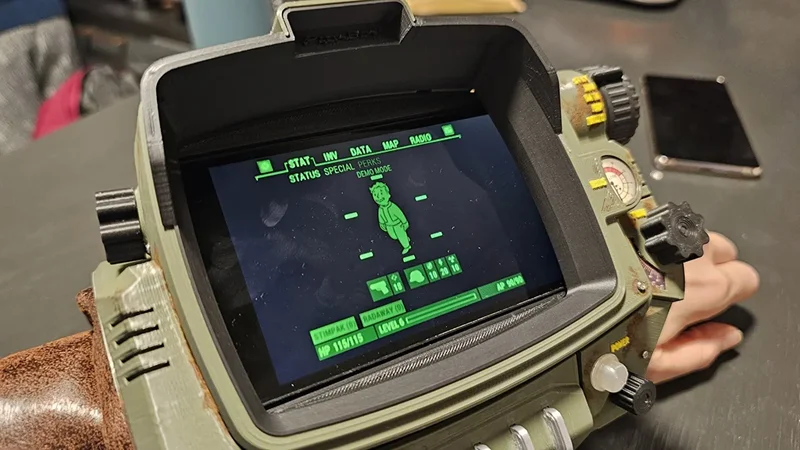 Un gros plan sur l'écran de mon pip-boy imprimé en 3D, dans lequel s'insert un téléphone portable en guise d'écran