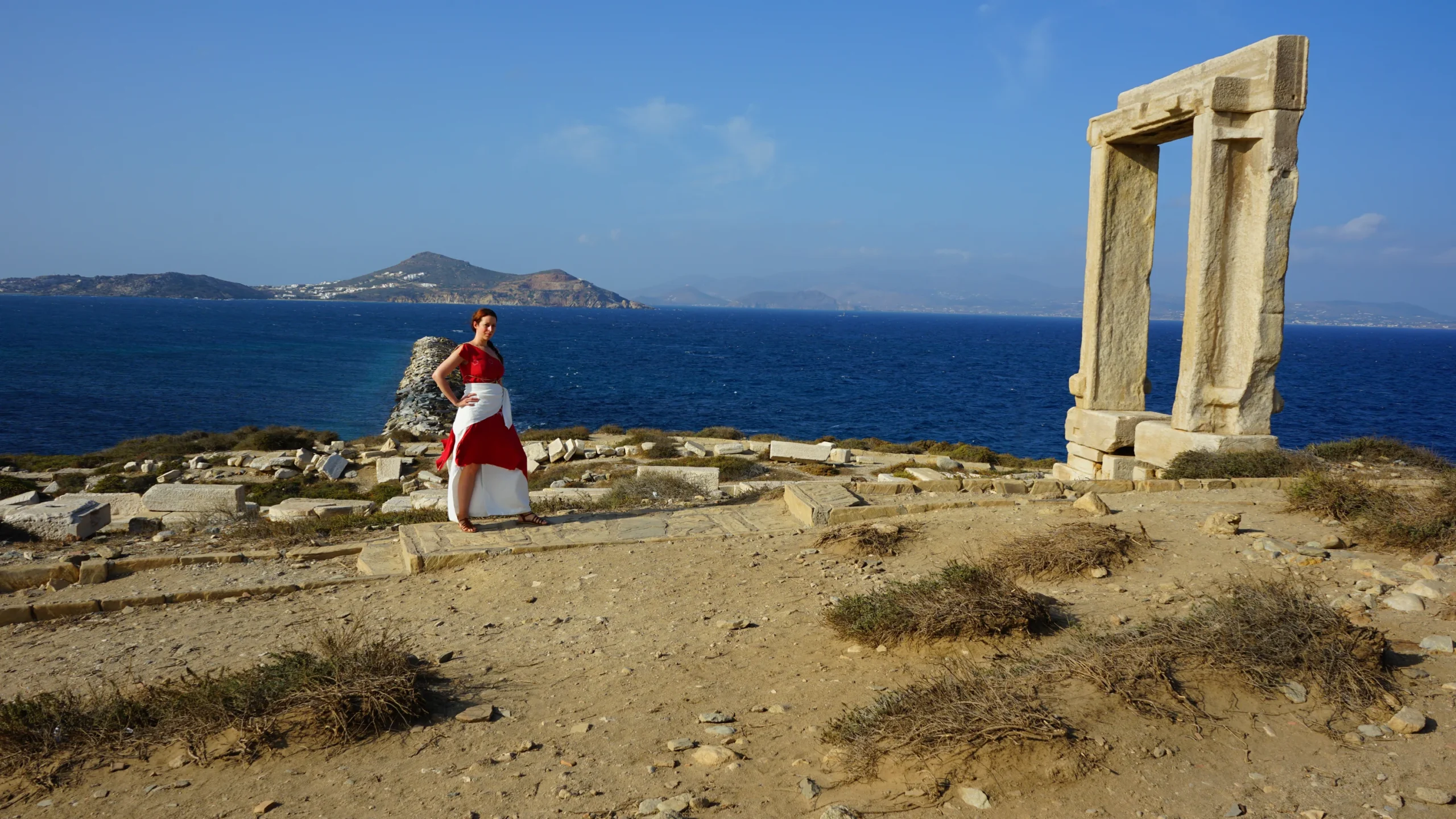 Je pose à côté du Portara de Naxos en costume de Kassandra, 2400 ans plus tard