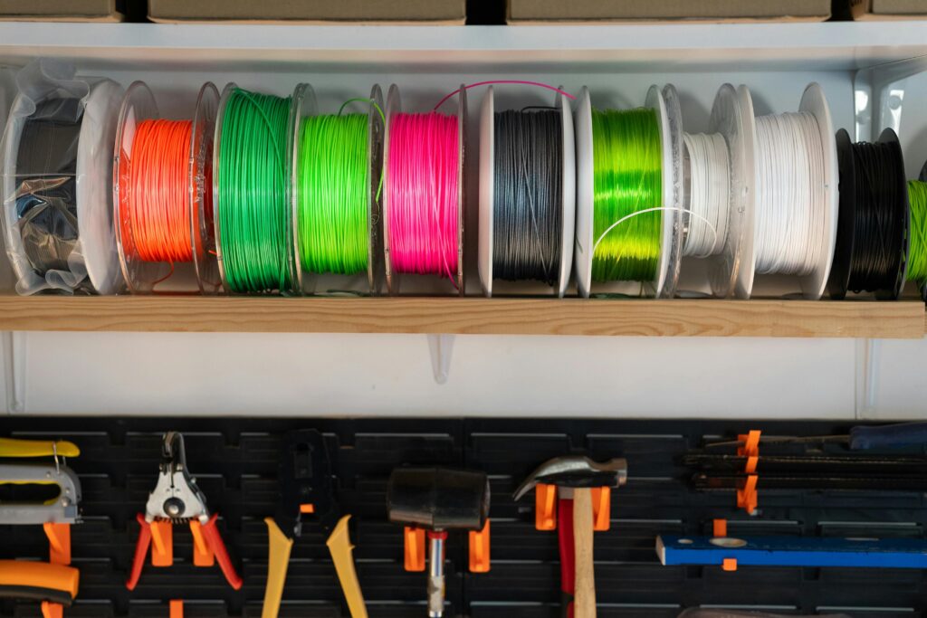 Une rangée de filaments pour impression 3D aux couleurs et aux textures différentes