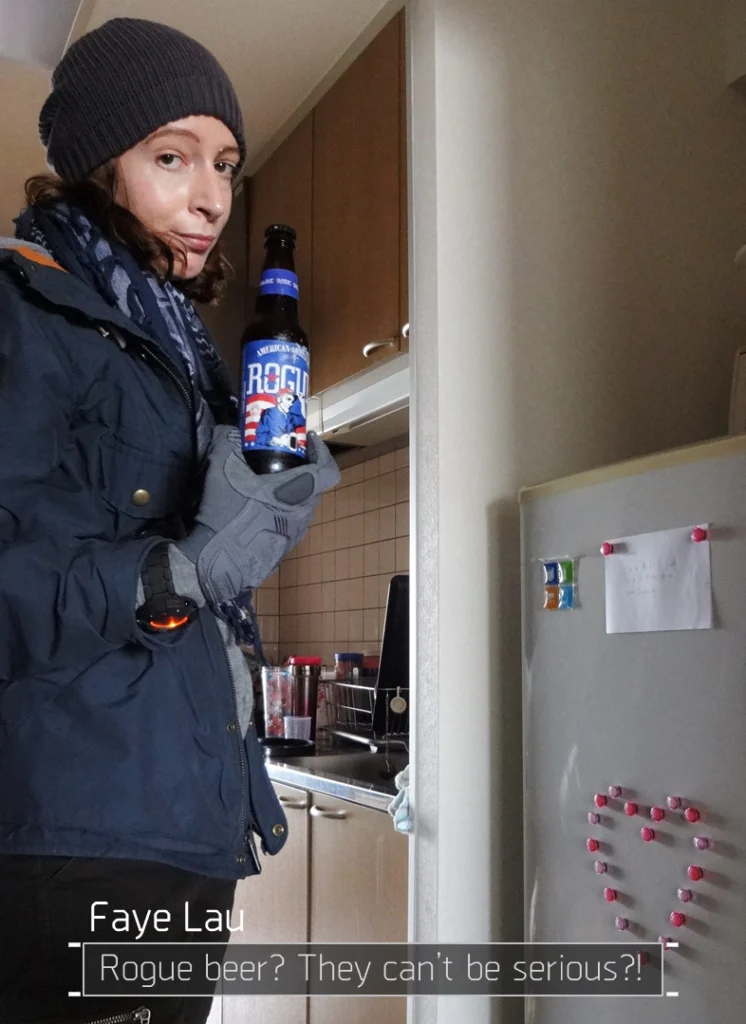 Toujours en costume d'agent de la Division, j'ai extrait du frigo une bouteille de bière labellisée "rogue" (comme les renégats du jeu), que je montre à la caméra dans un haussement de sourcil. Le texte en bas de l'image dit : "Faye Lau : La bière des renégats ? Ils sont sérieux ?"